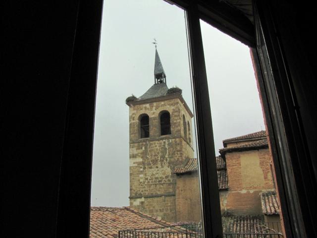 Blick vom Hotelzimmer zum Kirchturm mit Storchennester