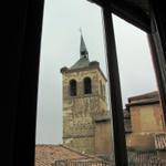 Blick vom Hotelzimmer zum Kirchturm mit Storchennester