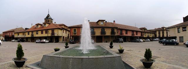 Breitbildfoto der Plaza Mayor von Mansilla de las Mulas