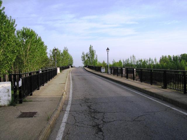 über die Brücke die den Río Esla überbrückt, verlassen wir früh am Morgen Mansilla de las Mulas