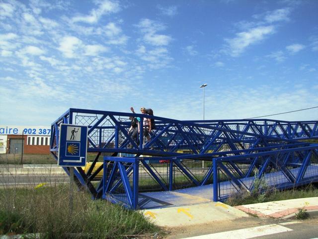 über diese moderne Passerelle führt der Camino über die Autobahn