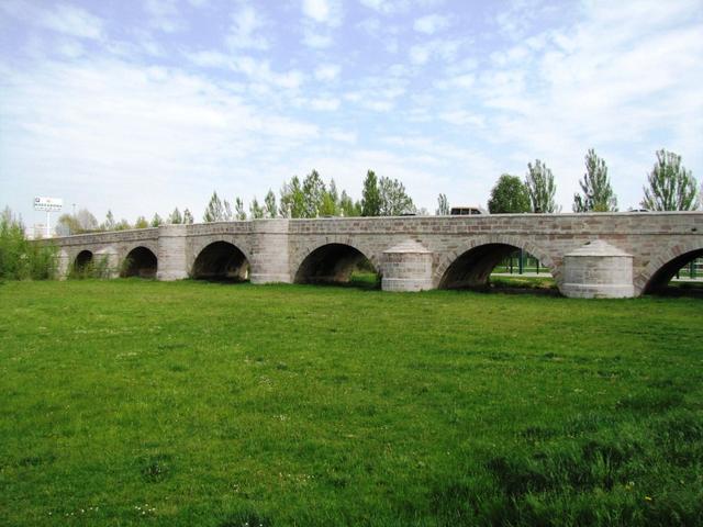 die Brücke die uns über den Río Torío führt