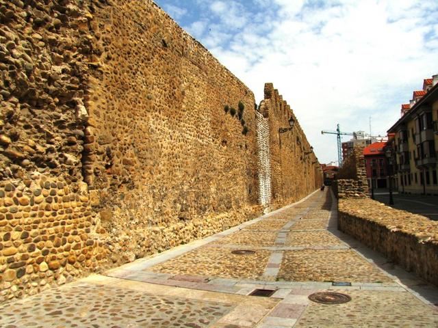 die alte Wehrmauer von León steht zum teil noch