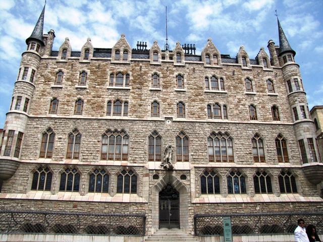 die ganz spezielle Casa de Botines vom ausgezeichneten Architekten Gaudi