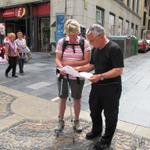 und auf wen treffen wir? Auf Theo! mitten in dieser grossen Stadt