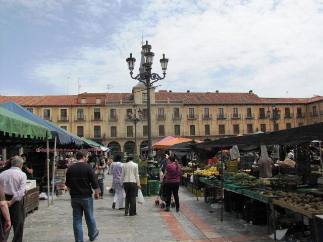 wir haben die Plaza Mayor erreicht. Direkt vor uns das Hotel Plaza Mayor. In diesem Hotel werden wir übernachten