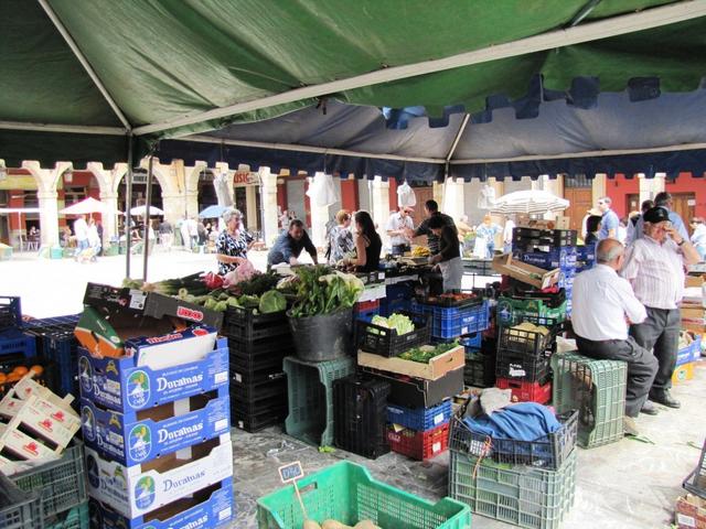 auf der Plaza Mayor findet gerade den Wochenmarkt statt