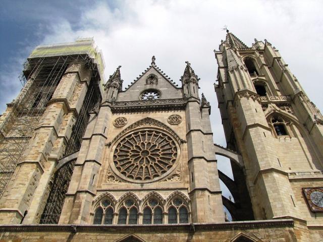 die Kathedrale von León ist das hervorragendste und stilreinste frühgotische Bauwerk auf spanischem Boden