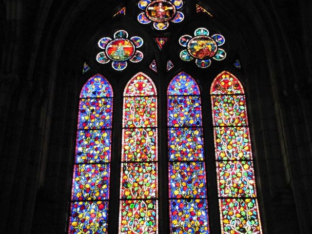 bekannt ist die Kathedrale wegen den Glasmalereien
