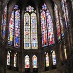 das Innere der Kathedrale wird vom farbigen Licht der Buntglasfenster bestimmt
