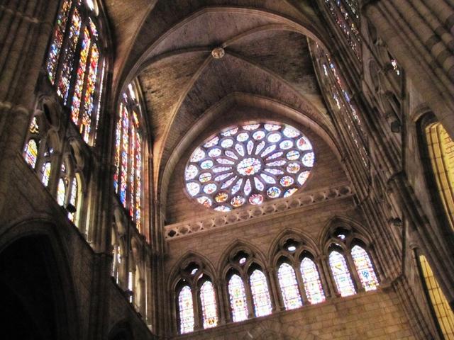 insgesamt besitzt die Kathedrale über 200 Buntglasfenster