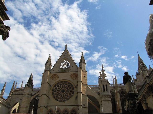 die Nordseite der Kathedrale mit Portal vom Kreuzgang aus gesehen