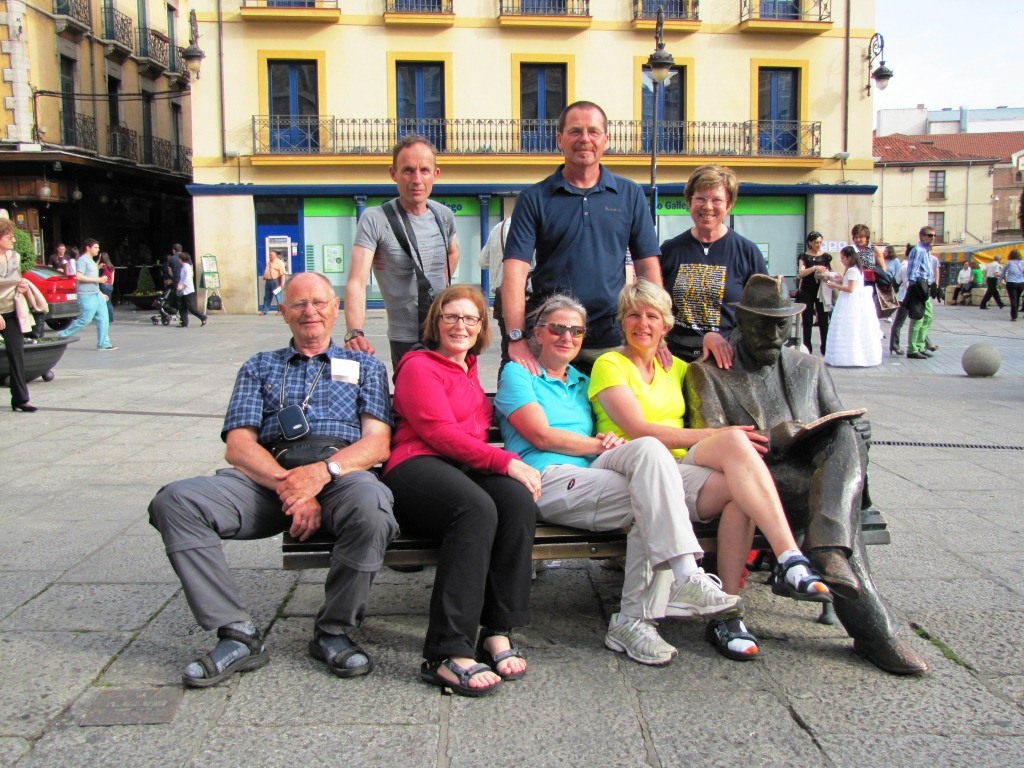 Johann, Erich und Theresia. Bernd, Sonja, Hannelore, Mäusi und Gaudi