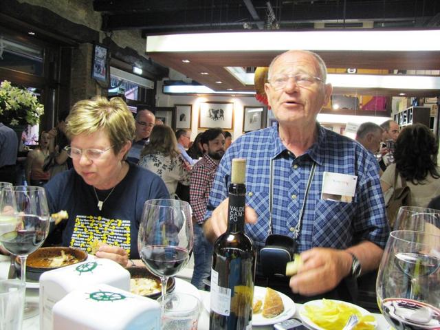 Theresia und Bernd sind vom essen und vom Wein begeistert