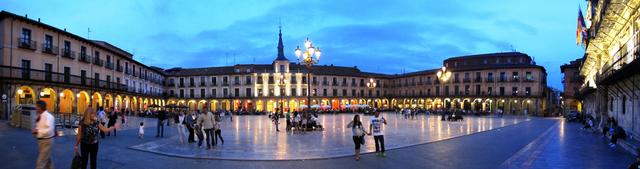 Breitbildfoto der Plaza Mayor in der Nacht