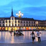 Breitbildfoto der Plaza Mayor in der Nacht