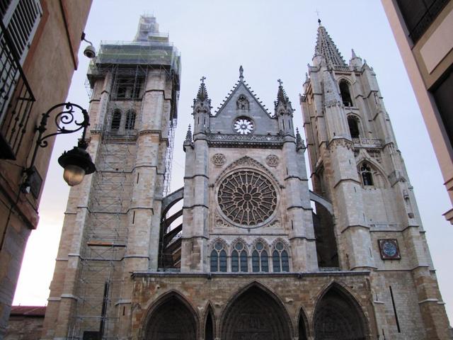 an der Kathedrale vorbei, verlassen wir frühmorgens León