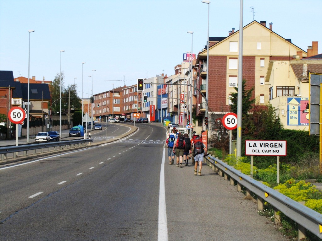 wir haben den Vorort La Virgen del Camino erreicht. Ab hier haben wir die Variante über Villar de Mazarife genommen