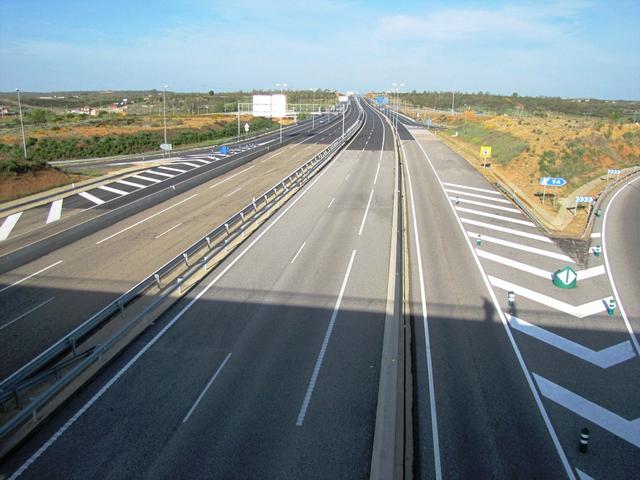 wir überqueren die Autobahn León - Astorga - Santiago. Es ist Sonntag kein Mensch ausser Pilger sind unterwegs