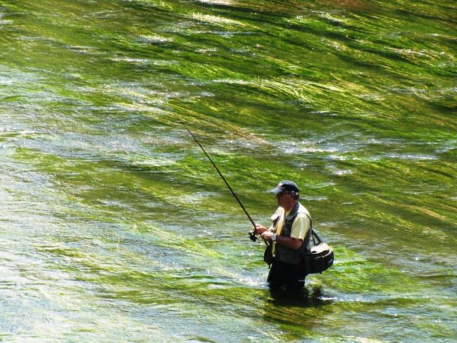 ein Fischer hofft auf einen guten Fang im Río Órbigo