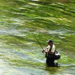 ein Fischer hofft auf einen guten Fang im Río Órbigo