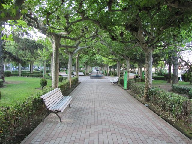 über einen schönen Stadtpark liefen wir zum grossen Busbahnhof