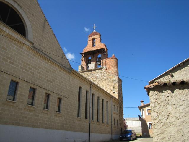 die Kirche von Santibañez de Valdeiglesias. Man beachte die Glocken. Sie hängen ausserhalb vom Kirchturm
