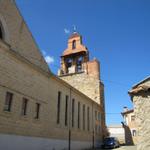 die Kirche von Santibañez de Valdeiglesias. Man beachte die Glocken. Sie hängen ausserhalb vom Kirchturm