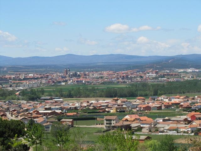 von der Anhöhe konnten wir gut San Justo de la Vega und Astorga betrachten