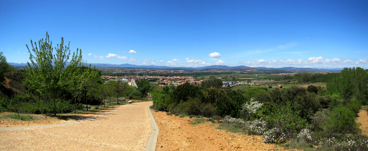 schönes Breitbildfoto von der Anhöhe aus gesehen mit Blick Richtung Astorga