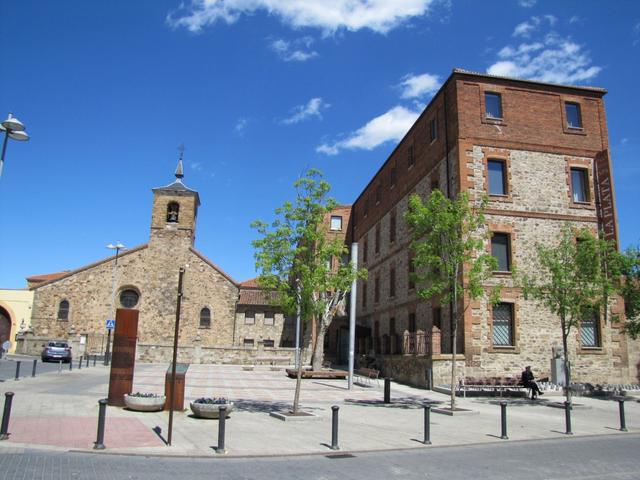links die Iglesia de San Bartolomé. Rechts das superschöne Hotel Via de la Plata