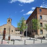 links die Iglesia de San Bartolomé. Rechts das superschöne Hotel Via de la Plata