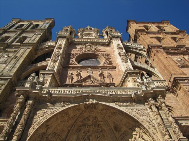 Blick nach oben zur Hauptfassade. Die Kirche eine stilistische Mixtur aus Spätgotik, Renaissance und Barock