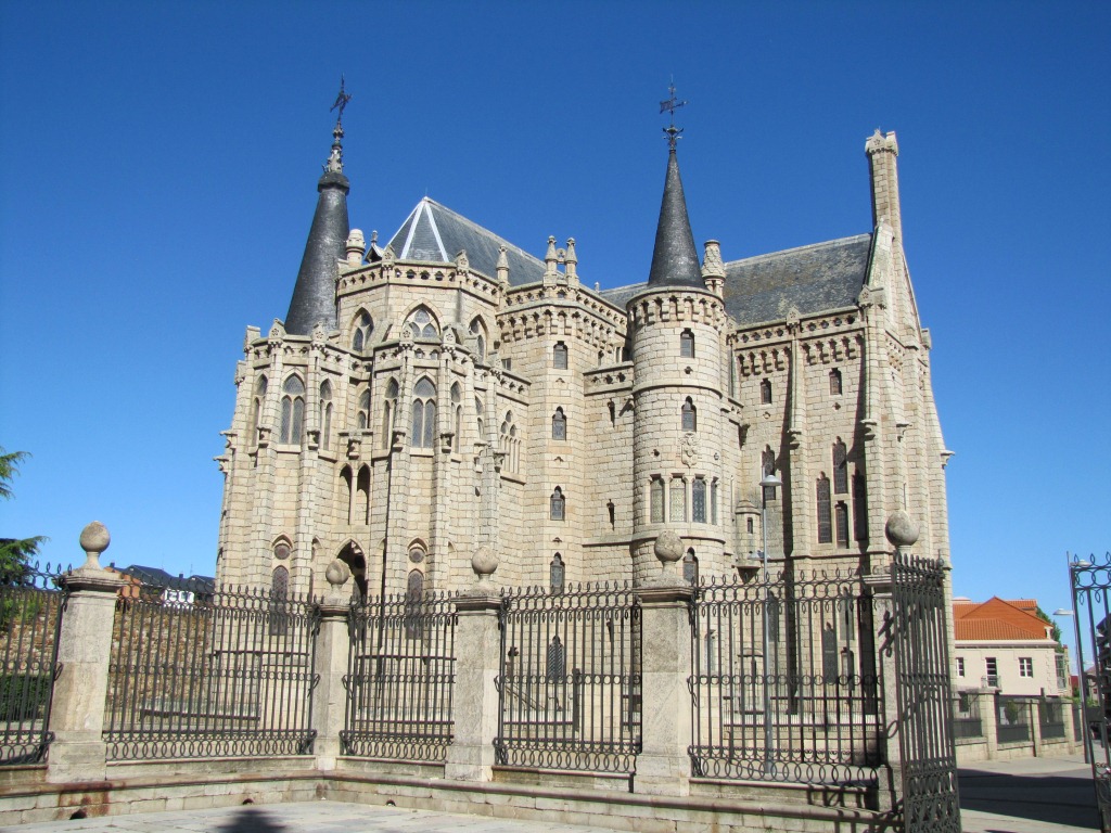 der neugotische Bischofspalast, erbaut vom Katalanen Antonio Gaudí. 1913 fertiggestellt