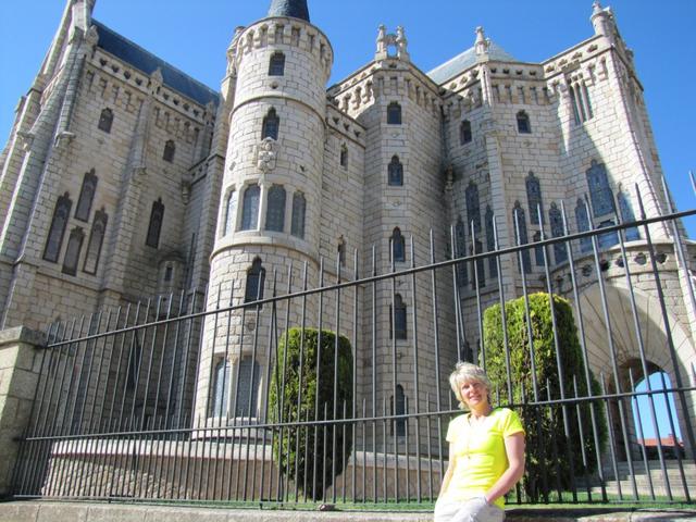 Mäusi vor dem Palacio Episcopal, der aber nie als Bischofspalast eingeweiht wurde