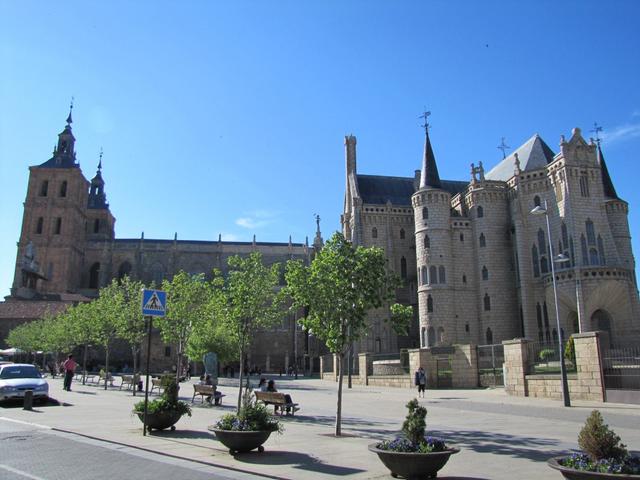 links die Kathedrale, rechts der Bischofspalast, das Zentrum und zugleich Höhepunkt von Astorga