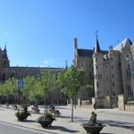 links die Kathedrale, rechts der Bischofspalast, das Zentrum und zugleich Höhepunkt von Astorga