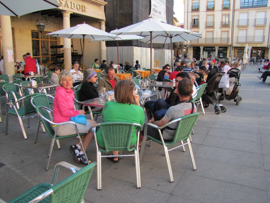 auf der Plaza Mayor bei einem Aperitif mit unseren Pilgerfreunden