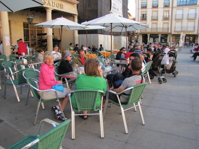 auf der Plaza Mayor bei einem Aperitif mit unseren Pilgerfreunden