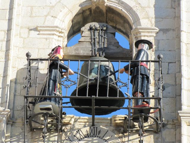 die Glocke auf dem Stadthaus etwas besonderes. Zwei Figuren in der lokalen Tracht, schlagen die Stunden