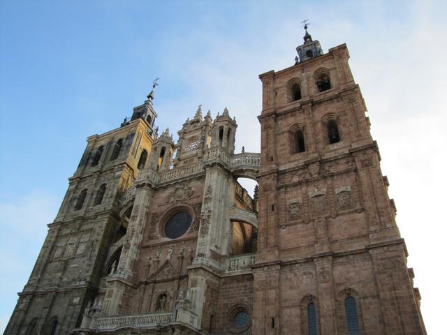 während dem vorbeilaufen, bewunderten wir nochmals die sehr schöne Fassade der Kathedrale