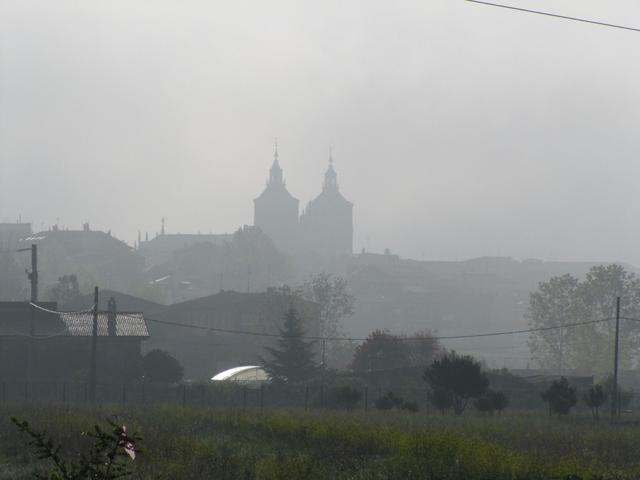 Blick zurück nach Astorga das noch im Nebel liegt