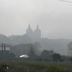 Blick zurück nach Astorga das noch im Nebel liegt