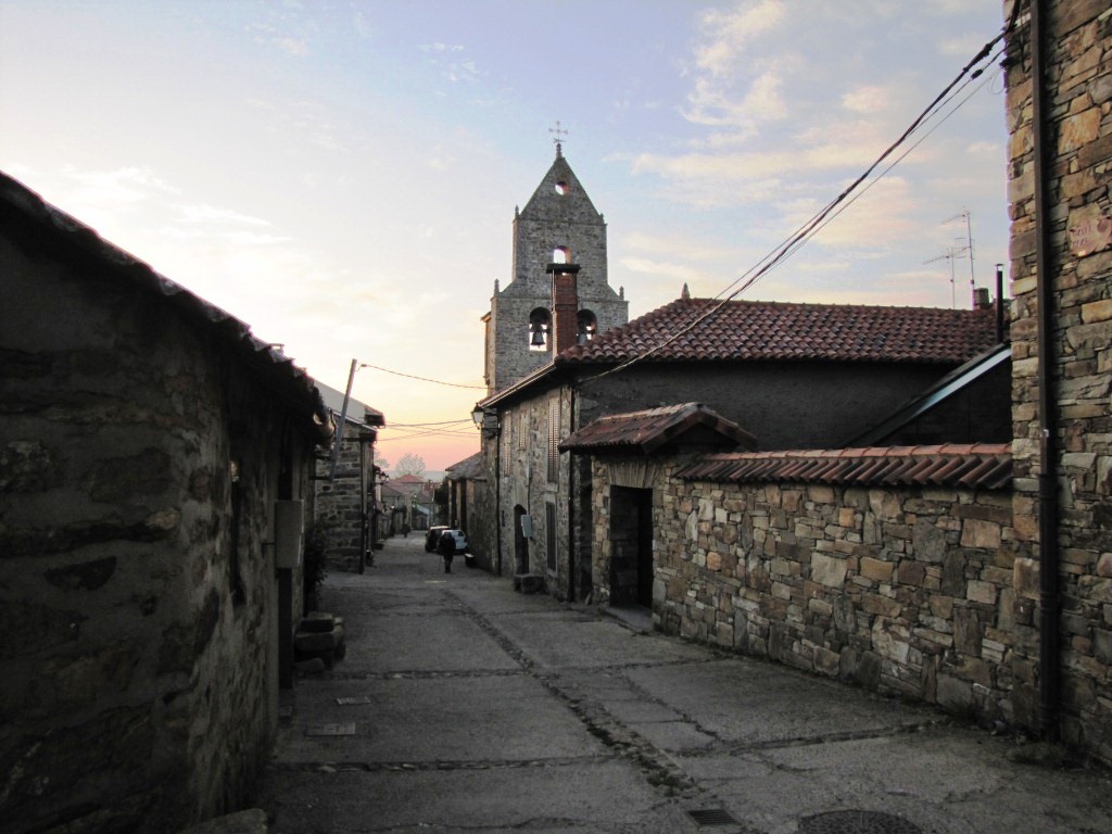 frühmorgens verlassen wir Rabanal del Camino. Heute haben wir die längste Etappe vor uns