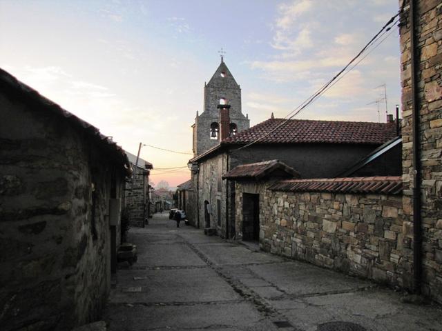 frühmorgens verlassen wir Rabanal del Camino. Heute haben wir die längste Etappe vor uns