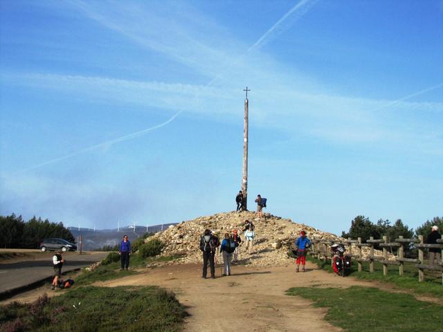 über einen gewaltigen Steinhaufen erhebt sich ein 5m hoher Eichenstamm, mit einem Eisenkreuz an der Spitze