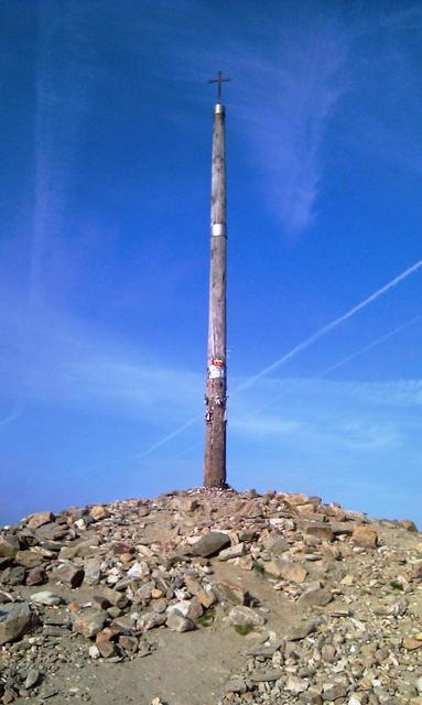 eine Zeitlang, waren wir ganz alleine beim Cruz de Ferro. Uns kullerten die Tränen über die Wangen....