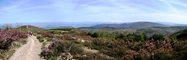 sehr schönes Panoramabild mit Blick in die Ebene des Río Silo und das Gebiet El Bierzo