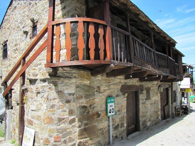 die vorkragenden Holzbalkone typisches Zeichen der Bergdörfer im Gebiet des El Bierzo