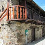 die vorkragenden Holzbalkone typisches Zeichen der Bergdörfer im Gebiet des El Bierzo